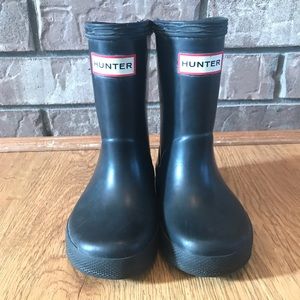 Black Hunter boots. Size 7 boy 8 girl.